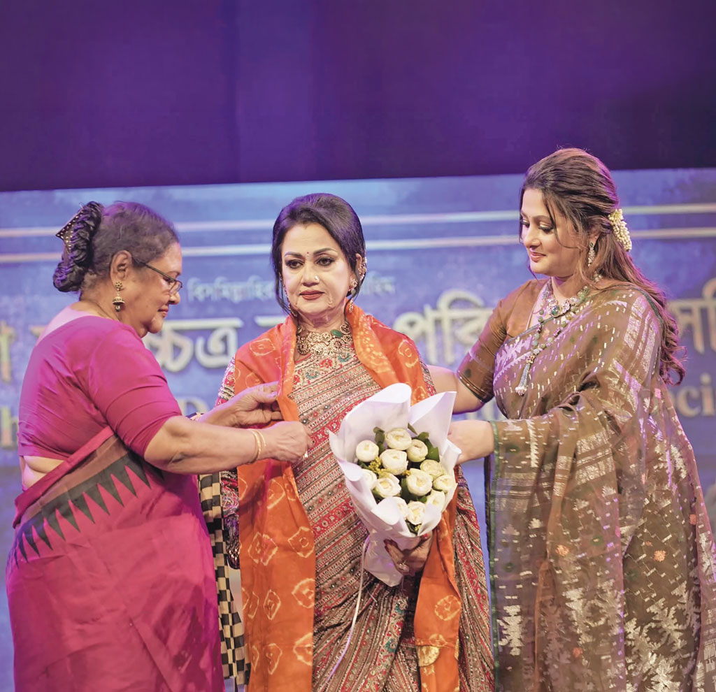 আজীবন সম্মাননা পেলেন অভিনেত্রী নূতন