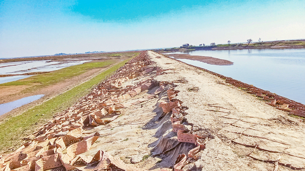 বাঁধে ভাঙন কম, রক্ষায় তবু বেড়েছে বরাদ্দ