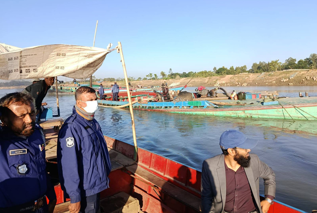 কুশিয়ারা নদী থেকে অবৈধভাবে বালু উত্তোলন, ৫ শ্রমিকের কারাদণ্ড