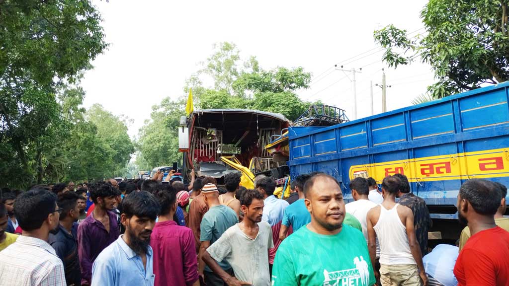 সৈয়দপুরে যাত্রীবাহী বাস ও ট্রাকের মুখোমুখি সংঘর্ষ, আহত ১৯