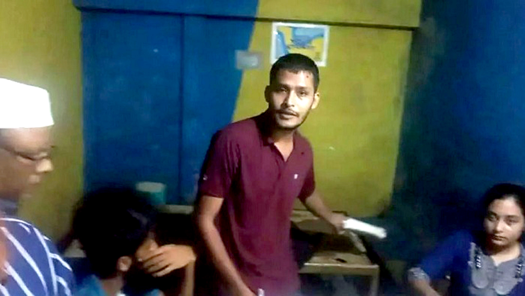 সিলেটে চায়ের দোকানে বন্ধুদের নিয়ে এইচএসসির খাতা দেখছিলেন শিক্ষক, ৪০০ উত্তরপত্র জব্দ