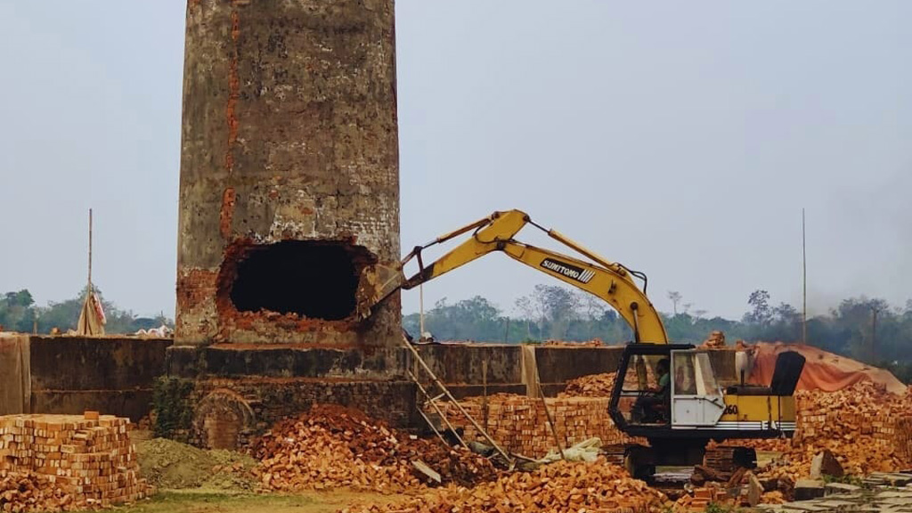 সিলেটে দুটি ইটভাটা গুঁড়িয়ে দিয়েছে প্রশাসন