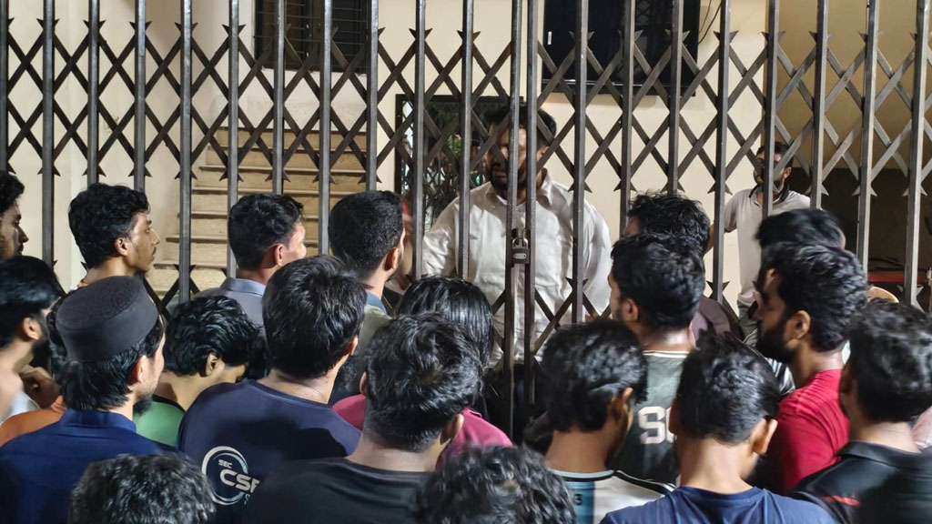 সিলেট ইঞ্জিনিয়ারিং কলেজের অধ্যক্ষসহ ১৪ শিক্ষক অবরুদ্ধ