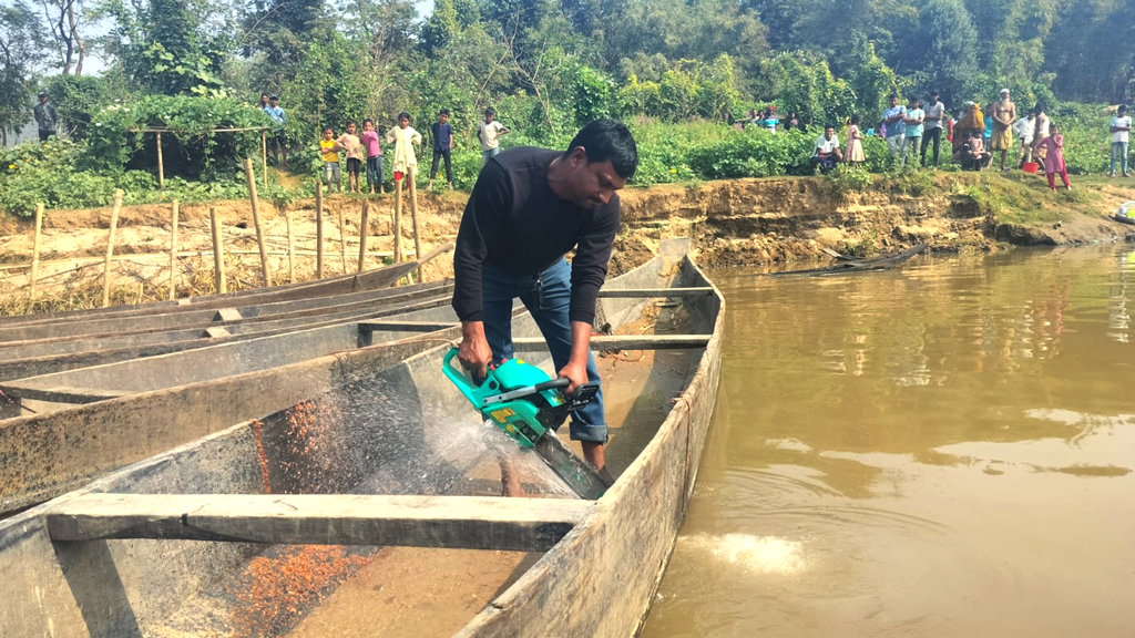 প্রশাসনের অভিযানে ১০ নৌকা কেটে ধ্বংস