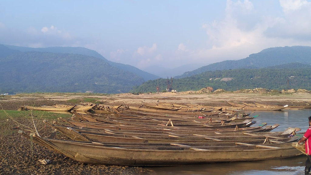 সিলেটে বালু লুটের নৌকা জব্দ, ১২ জনকে কারাদণ্ড