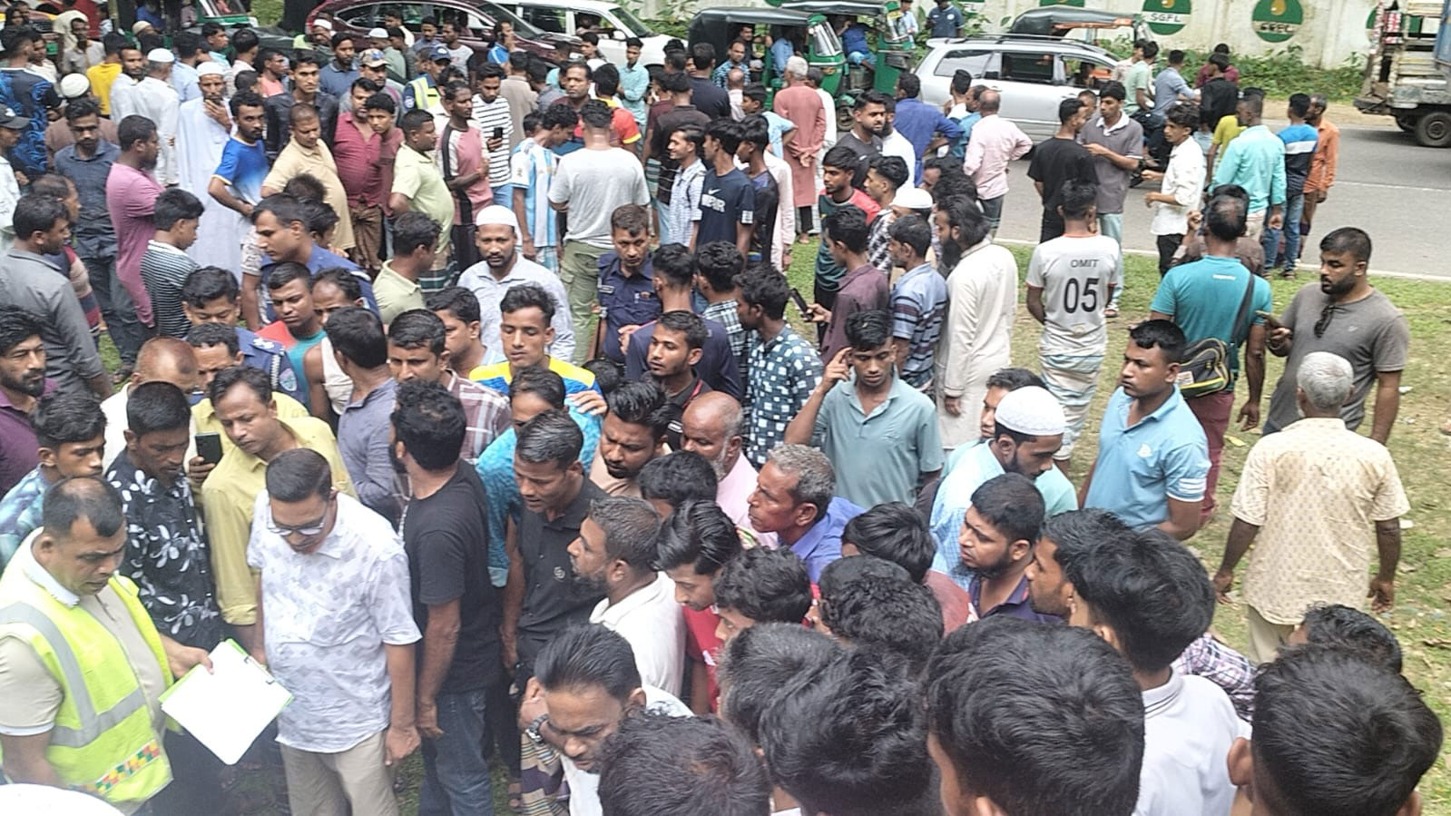 জৈন্তাপুরে বাসের ধাক্কায় মাদ্রাসাছাত্রী নিহত, সড়ক অবরোধ