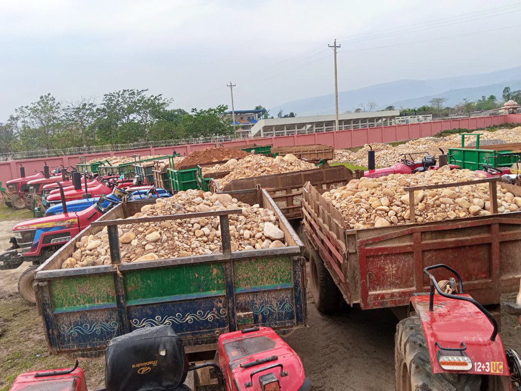 সিলেটে ৩৯ ট্রাক্টর অবৈধ পাথরসহ আটক ৫