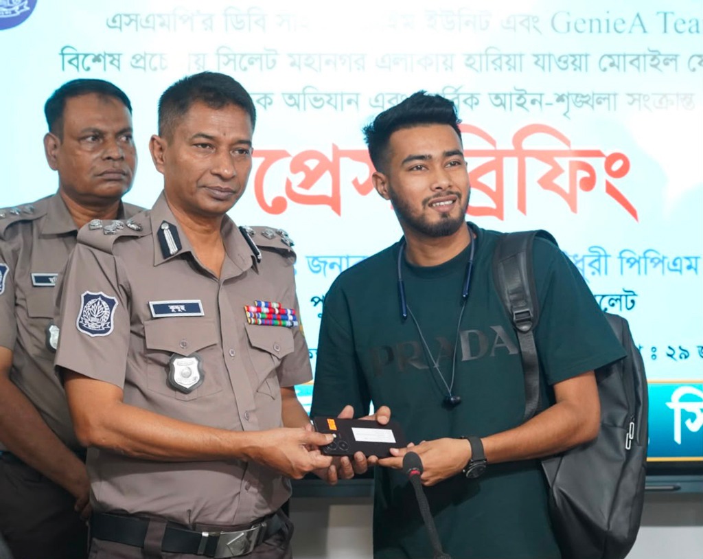 সিলেটে চুরি হওয়া ৬৮ ফোন উদ্ধারের পর মালিকদের কাছে হস্তান্তর