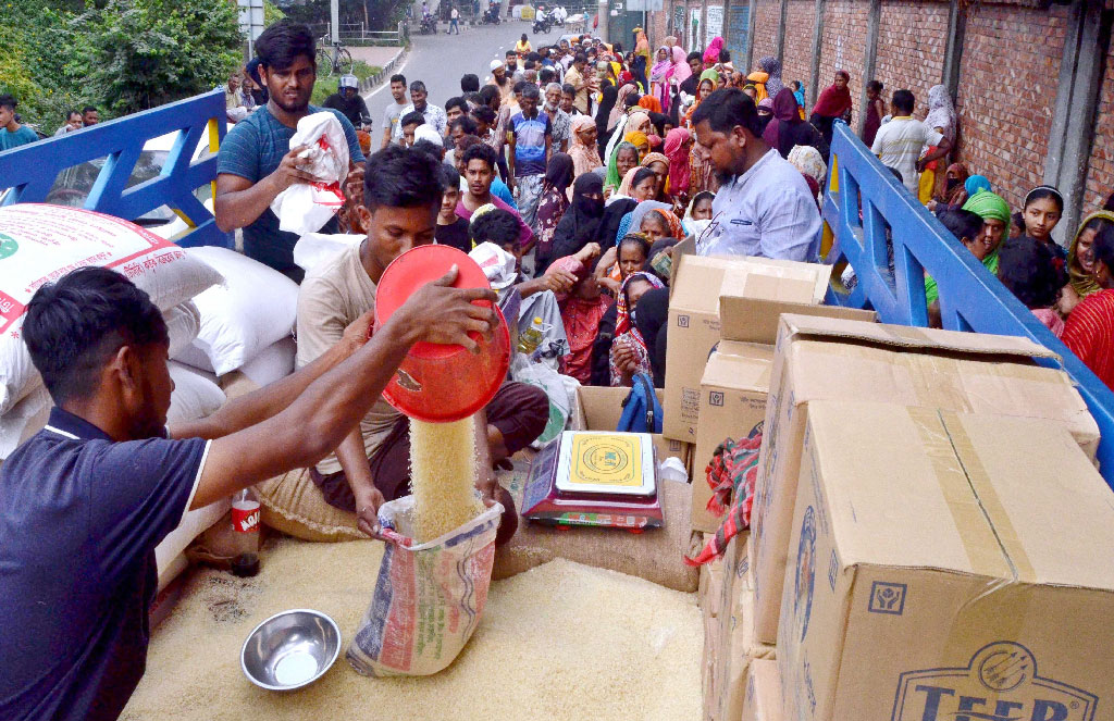 সাশ্রয়ী মূল্যে টিসিবির চাল, ডালসহ নিত্যপ্রয়োজনীয় পণ্য কিনতে রাজধানীতে নিম্ন আয়ের মানুষদের ভিড় বাড়ছে। ছবি: আজকের পত্রিকা