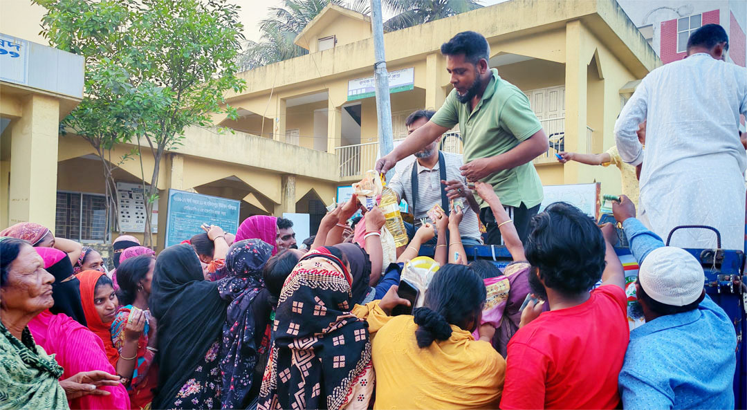 গোপালগঞ্জে টিসিবির পণ্য কিনতে মানুষের ভিড়
