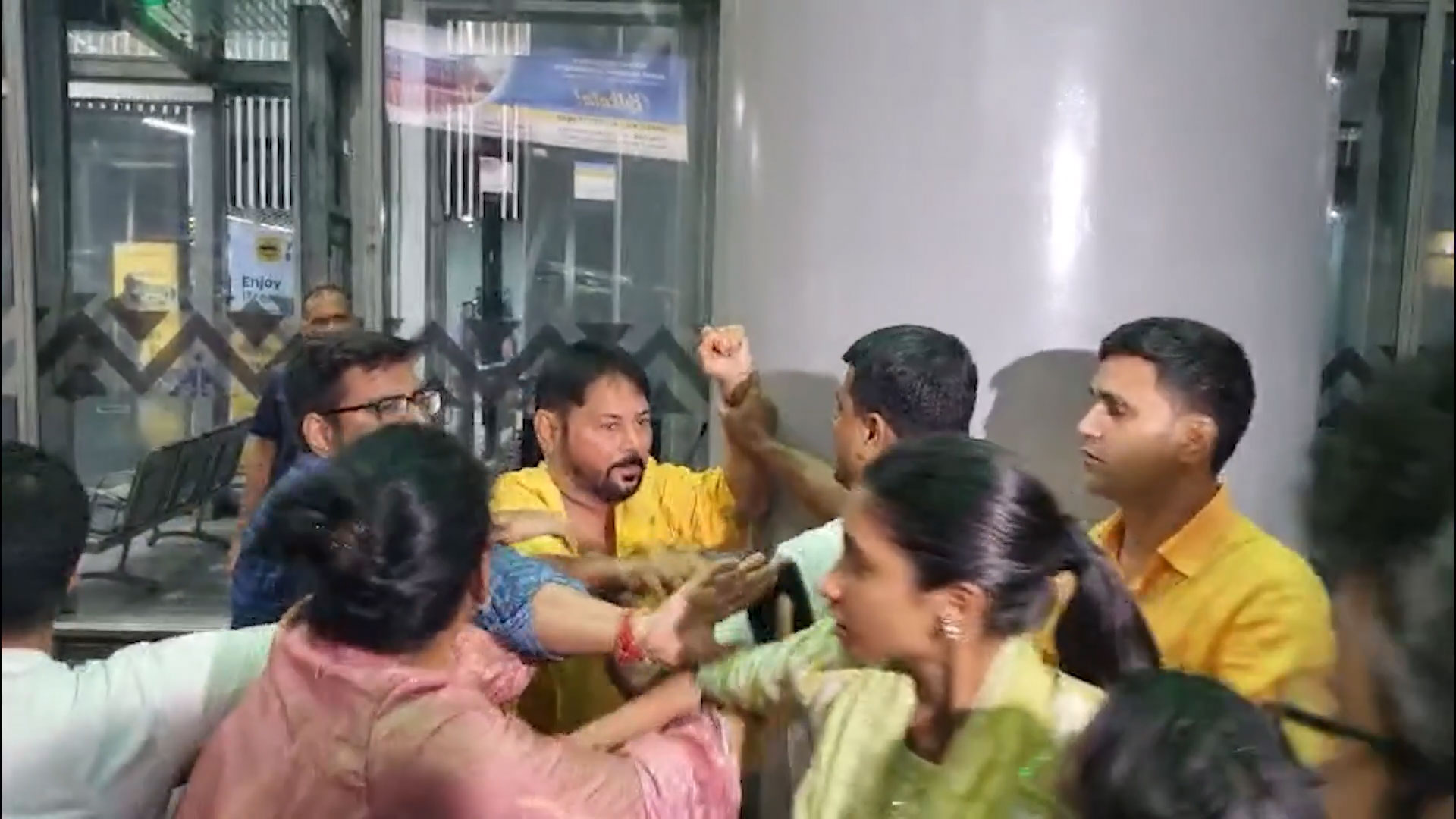 কলকাতা বিমানবন্দরে তৃণমূল-বিজেপি সমর্থকদের সংঘর্ষ
