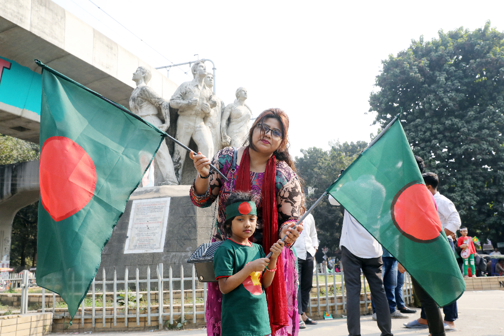 দেশজুড়ে বিজয় দিবস পালিত। রাজধানীর বিভিন্ন স্থানে দেশের মানুষ মেতেছে বিজয় উল্লাসে। ছবিটি ঢাকা বিশ্ববিদ্যালয় টিএসসি এলাকা থেকে তোলা। ছবি: মেহেদী হাসান