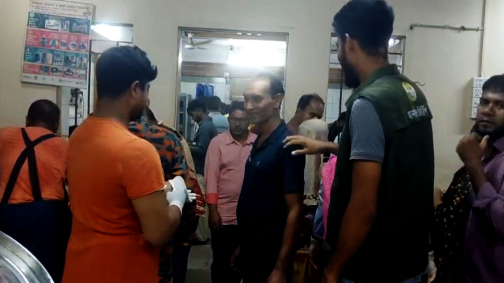 টাঙ্গাইলে বাস-ট্রাকের মুখোমুখি সংঘর্ষে নারী-শিশুসহ নিহত ৩, আহত অন্তত ১৭