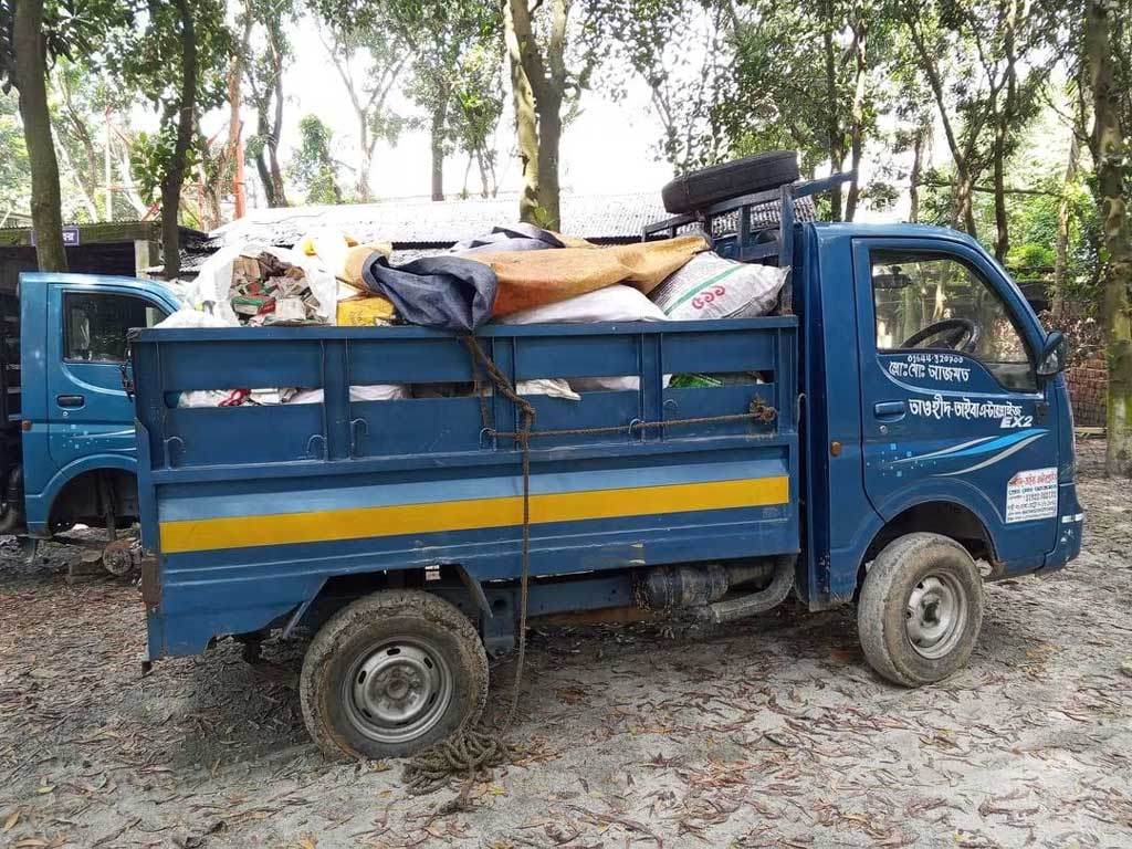 গভীর রাতে পিকআপে সরিয়ে ফেলা হচ্ছিল সরকারি ওষুধ, আটক করল জনতা