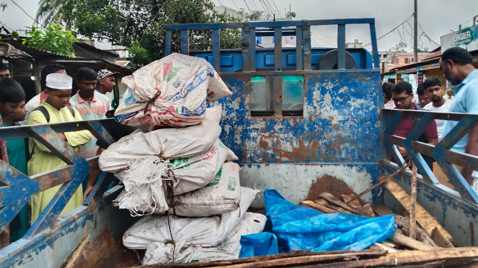 পিকআপে ‘বিশেষ কায়দায়’ লুকানো ছিল ৬০ কেজি গাঁজা, কারবারি আটক