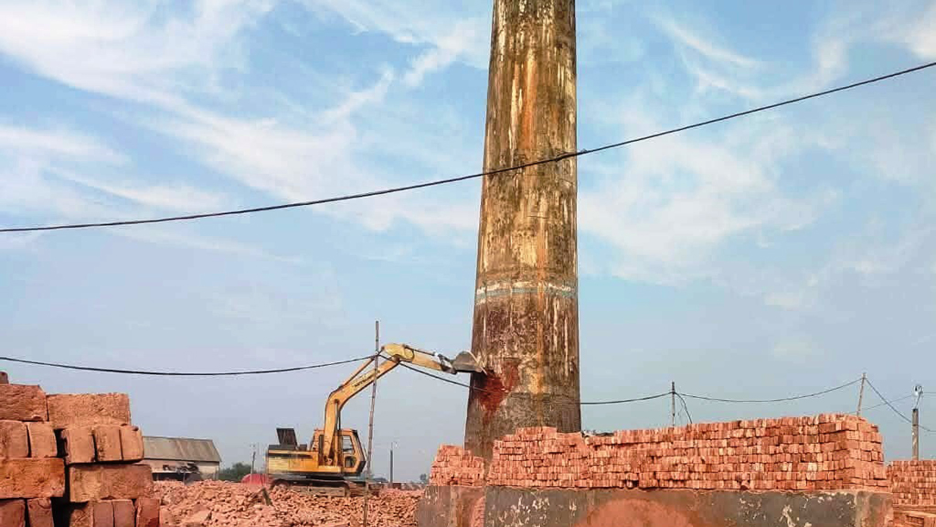 মির্জাপুরে গুঁড়িয়ে দেওয়া হয় অবৈধ ইটভাটা