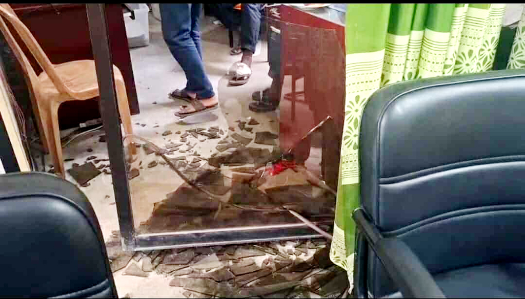 টাঙ্গাইলে নির্বাচন অফিসে বিএনপি নেতা-কর্মীদের হামলা, কর্মকর্তাসহ আহত ৩