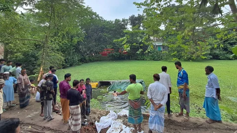 মির্জাপুরে ট্রাক উল্টে ৩০০ বস্তা ইউরিয়া সার পুকুরে