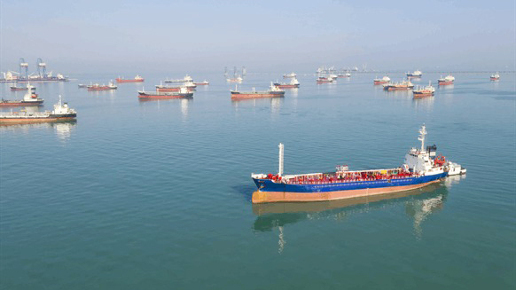 হরমুজ প্রণালির দুই প্রান্তে আটকা শত শত জাহাজ, তেলের দাম বাড়ার শঙ্কা