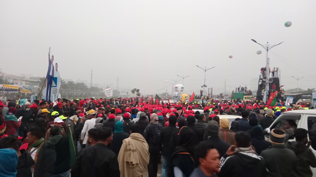 দীর্ঘ ১৭ বছরের নির্বাসিত জীবনের অবসান ঘটিয়ে আজ দেশে ফিরছেন বিএনপির ভারপ্রাপ্ত চেয়ারম্যান তারেক রহমান। তাঁর স্বদেশ প্রত্যাবর্তনকে ঘিরে রাজধানীর পূর্বাচলের ৩০০ ফুট সড়ক এলাকায় সকাল থেকেই ব্যাপক জনসমাগম দেখা গেছে। তারেক রহমানকে স্বাগত জানাতে বিভিন্ন এলাকা থেকে আসা নেতা-কর্মী ও সমর্থকদের উপস্থিতিতে সড়কটি লোকে লোকারণ্য হয়ে উঠেছে। ফলে ওই এলাকায় তীব্র যানজটের সৃষ্টি হয়। পরিস্থিতি নিয়ন্ত্রণ ও যান চলাচল স্বাভাবিক রাখতে সকাল ৭টার দিকে সেনাবাহিনীর সদস্যরা পূর্বাচলের ৩০০ ফুট সড়কে এসে যানজট নিরসনের কাজে অংশ ন