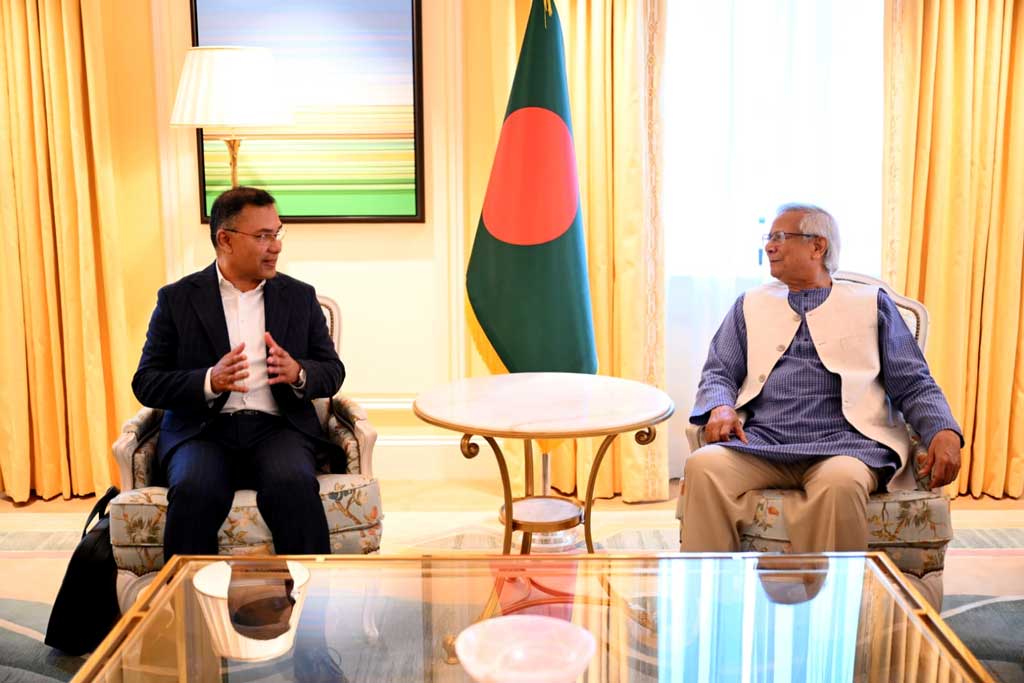 ড. ইউনূসকে কলম ও বই উপহার দিলেন তারেক রহমান