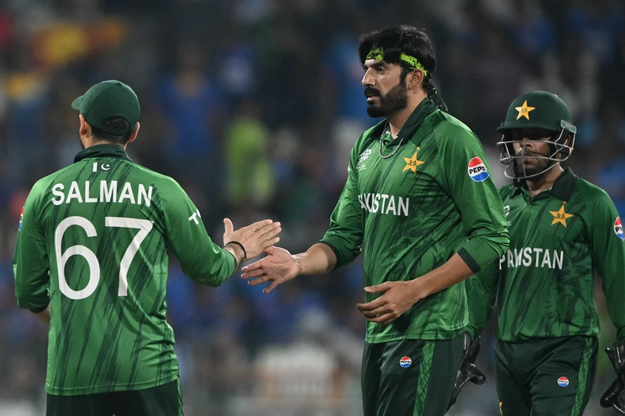 ভারতের অধিনায়ক সূর্যকুমার যাদবকে আউট করেন পাকিস্তানের রহস্যময় বোলার উসমান তারিক। ৪ ওভারে ২৪ রান দিয়ে ১ উইকেট শিকার করেন পাকিস্তানি এই স্পিনার।