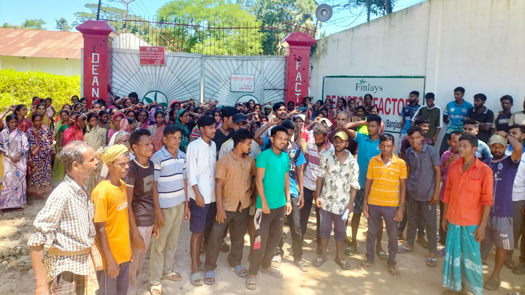 শ্রীমঙ্গলে অস্থায়ী চা-শ্রমিকদের মজুরি কম দেওয়ার প্রতিবাদে সমাবেশ
