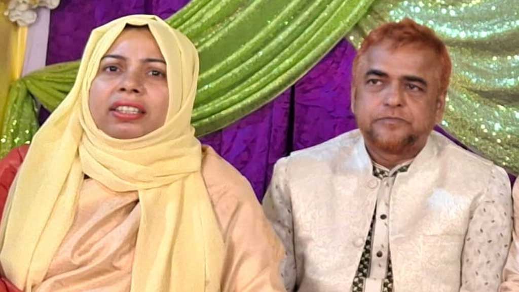 মোটরসাইকেল আরোহী শিক্ষক দম্পতিকে পিষে দিল লরি