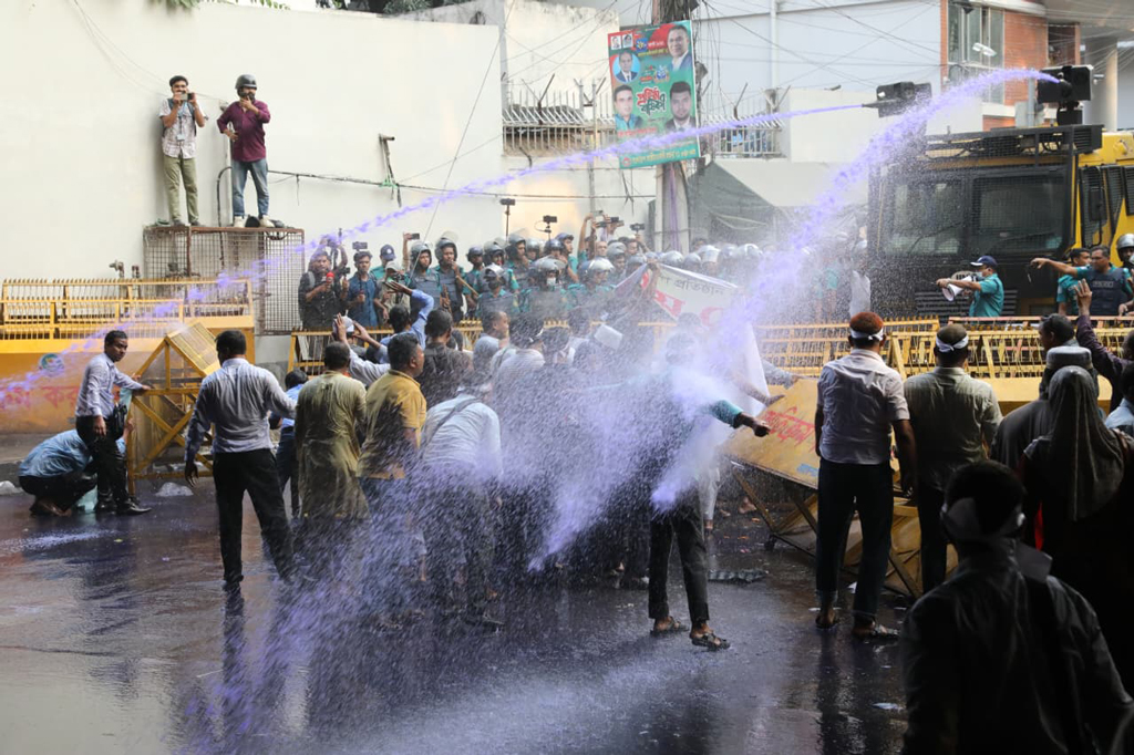 নন-এমপিও শিক্ষকদের মন্ত্রণালয় ঘেরাও কর্মসূচিতে পুলিশের সাউন্ড গ্রেনেড-জলকামান