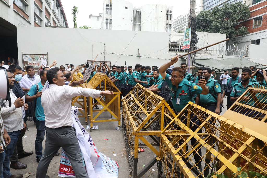 সচিবালয়মুখী লংমার্চে পুলিশের লাঠিচার্জ, সাউন্ড গ্রেনেড নিক্ষেপ