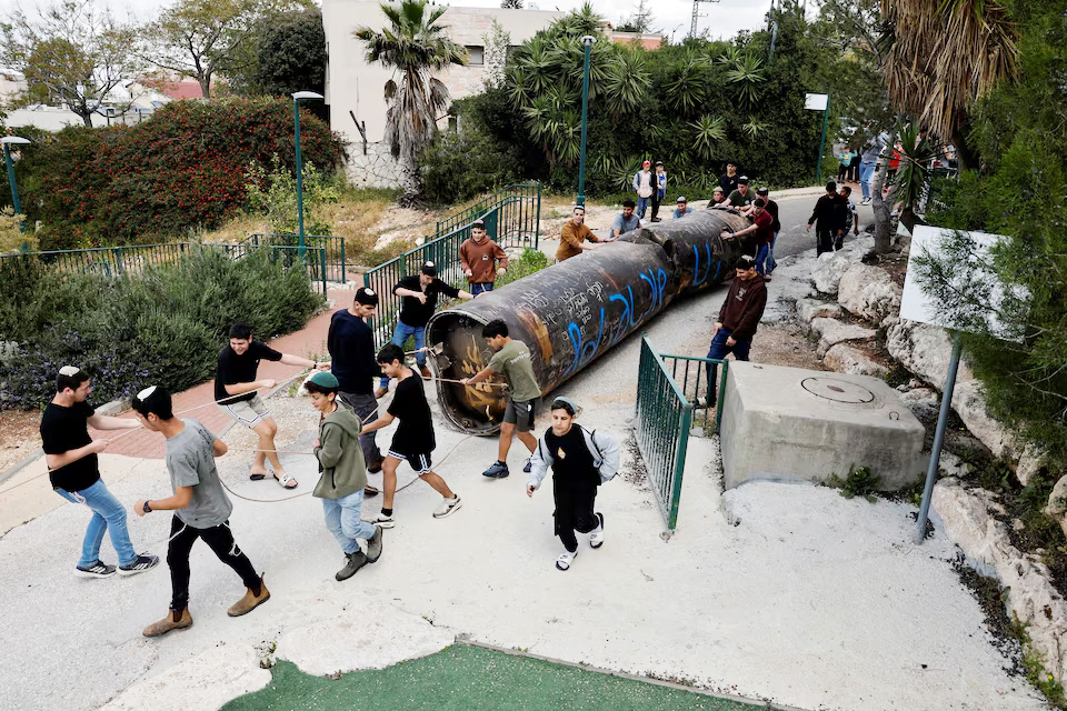 যত্রতত্র পড়ে থাকা ইরানি ক্ষেপণাস্ত্রের ধ্বংসাবশেষ এখন ইসরায়েলের নতুন বিপদ