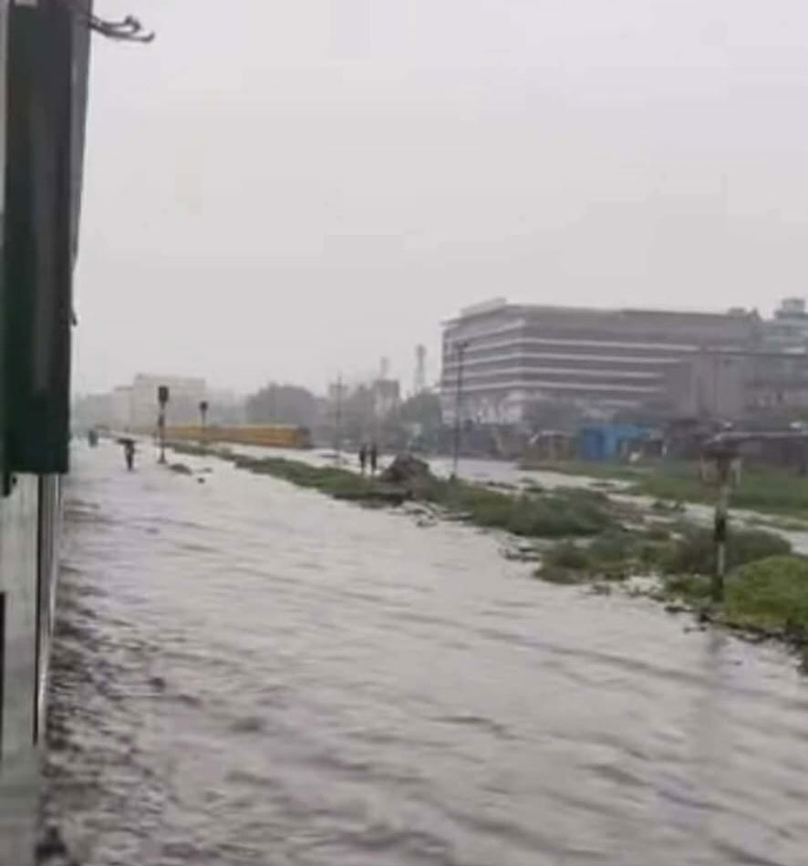 তেজগাঁও রেললাইনে পানি, সতর্কতার সঙ্গে ট্রেন চালানোর নির্দেশ