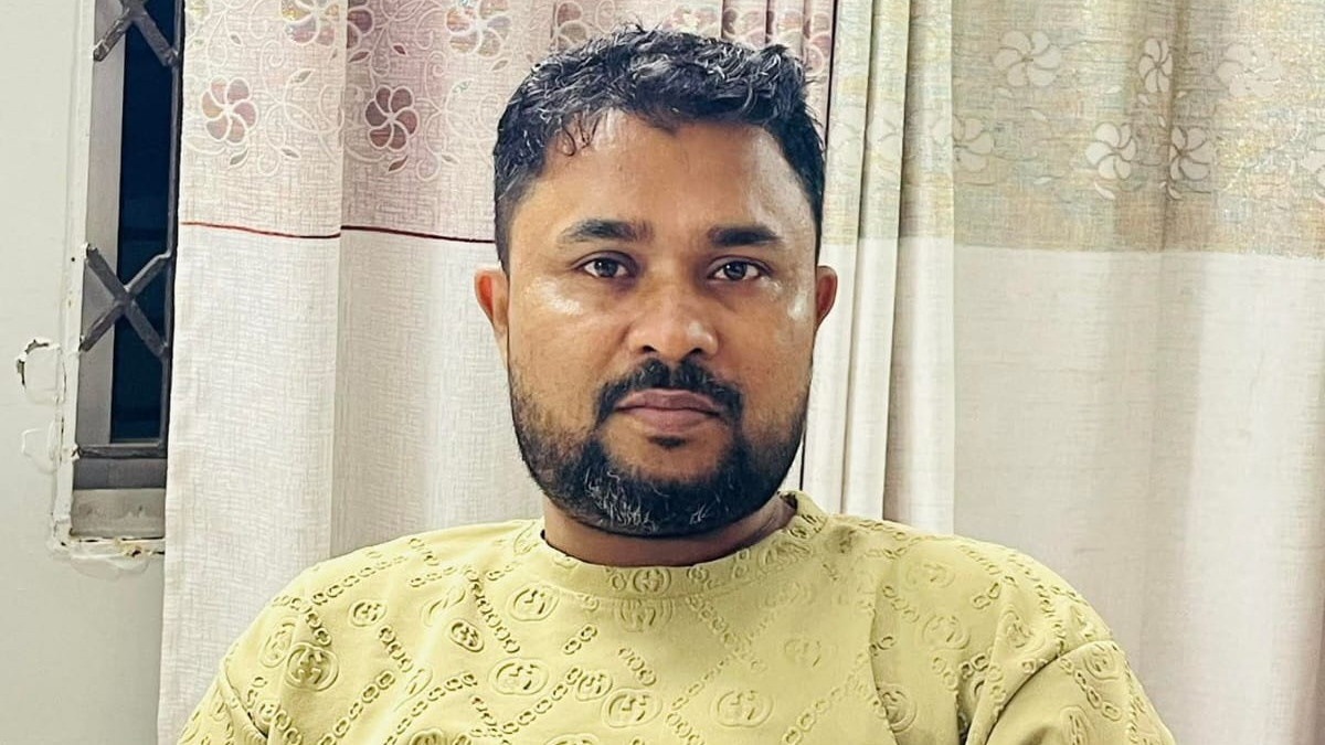 ৩টি হত্যা মামলার আসামি স্বেচ্ছাসেবক দলের নেতা গ্রেপ্তার, র‍্যাবের মোটরসাইকেলে আগুন