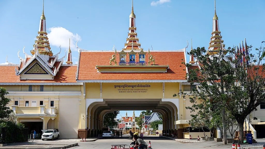 কম্বোডিয়ার সীমান্তবর্তী শহরে বোমা ফেলল থাইল্যান্ড