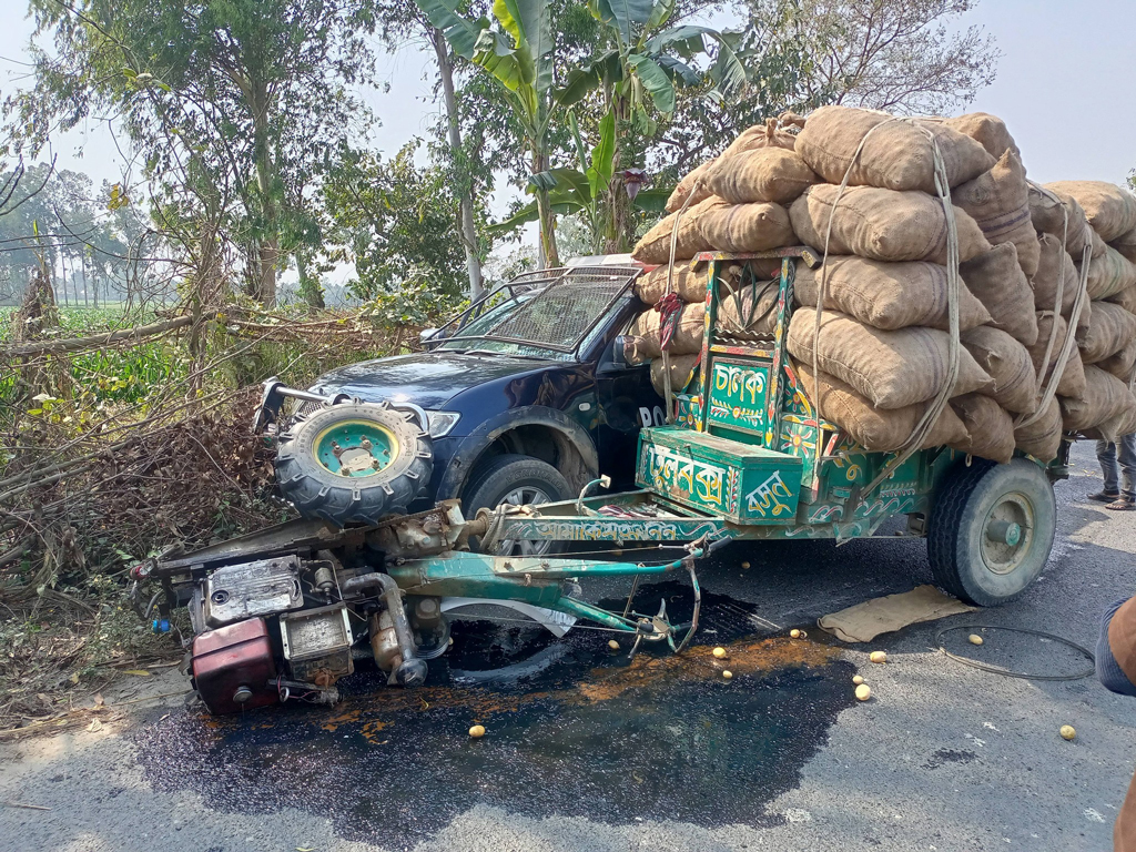 বালিয়াডাঙ্গীতে নিয়ন্ত্রণ হারিয়ে পুলিশের গাড়ির ওপর পড়ল ট্রলি