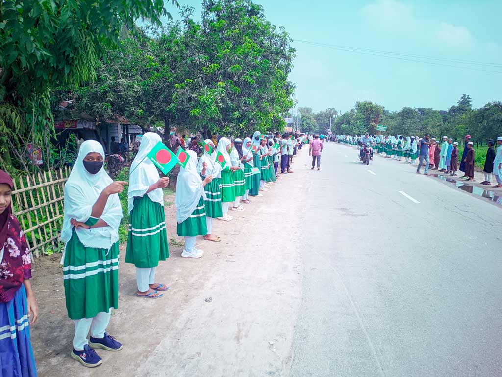 ১৫ কিলোমিটারজুড়ে জনসমুদ্র, ফুল ছিটিয়ে রাষ্ট্রপতিকে বরণ