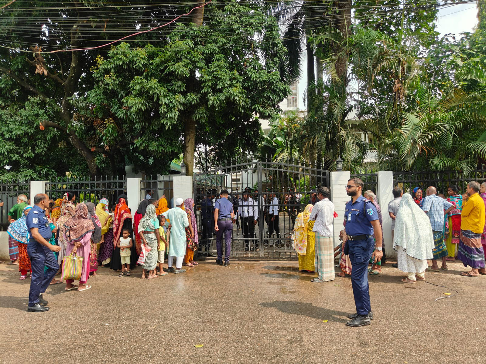 আগে ‘খোঁজ নিতেন, সাহায্য করতেন’, এখনো সেই আশায় রাষ্ট্রপতির বাড়ির ফটকে মানুষের অপেক্ষা