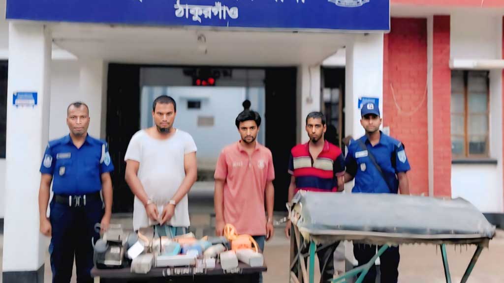 চোরাই ইজিবাইক খুলে যন্ত্রাংশ বিক্রি, চোরচক্রের তিন সদস্য গ্রেপ্তার
