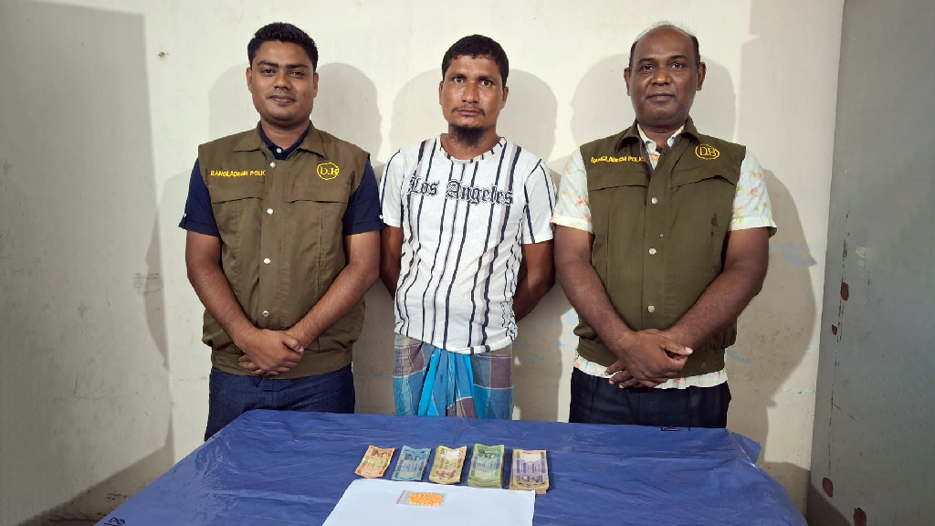 ঠাকুরগাঁওয়ে পানের দোকানে ইয়াবা বিক্রি, চোলাই মদ ও নগদ অর্থসহ আটক ৪