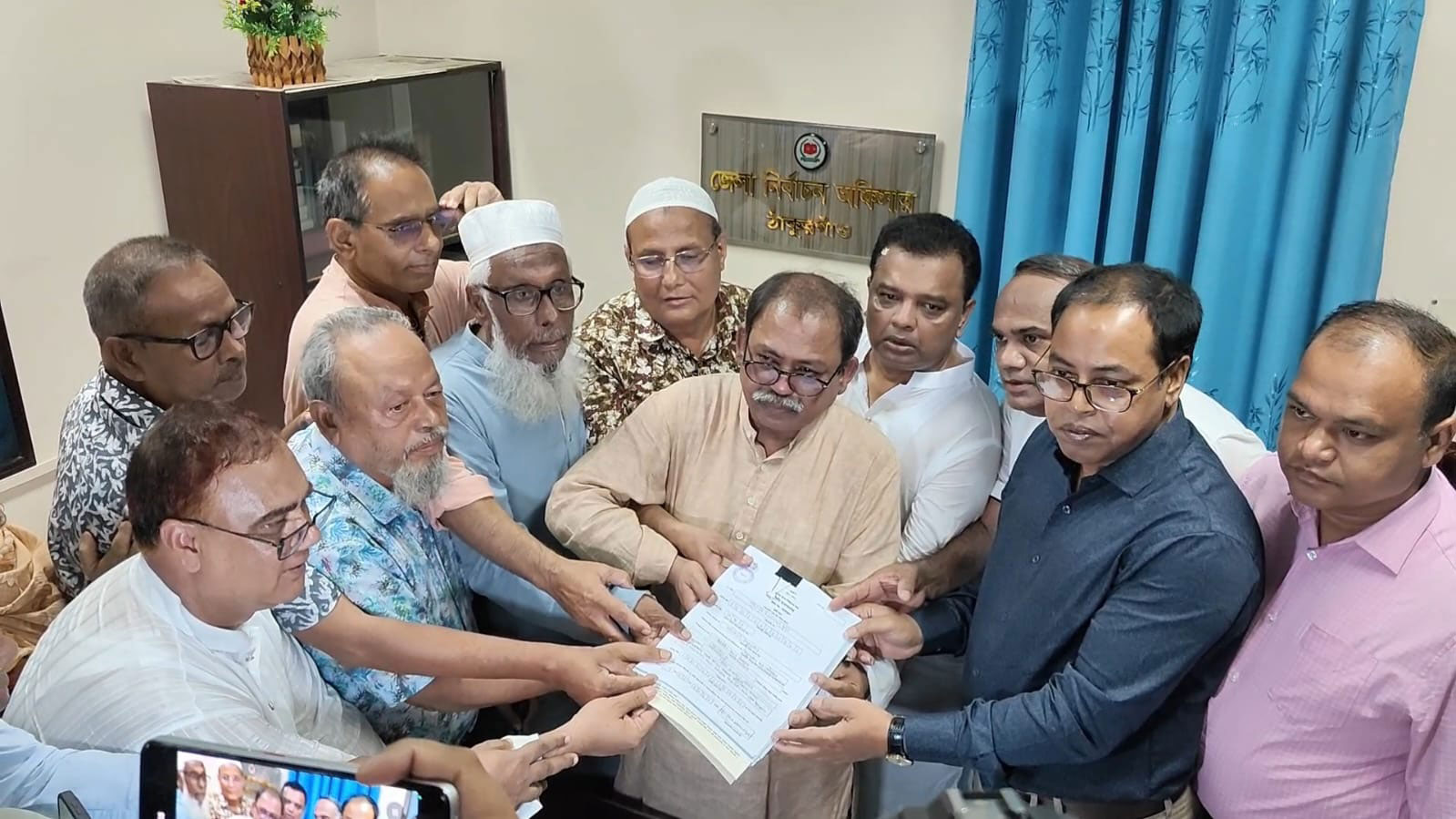 ঠাকুরগাঁও-১ উপনির্বাচন: মনোনয়নপত্র জমা দিলেন রাষ্ট্রপতির ভাই মির্জা ফয়সল