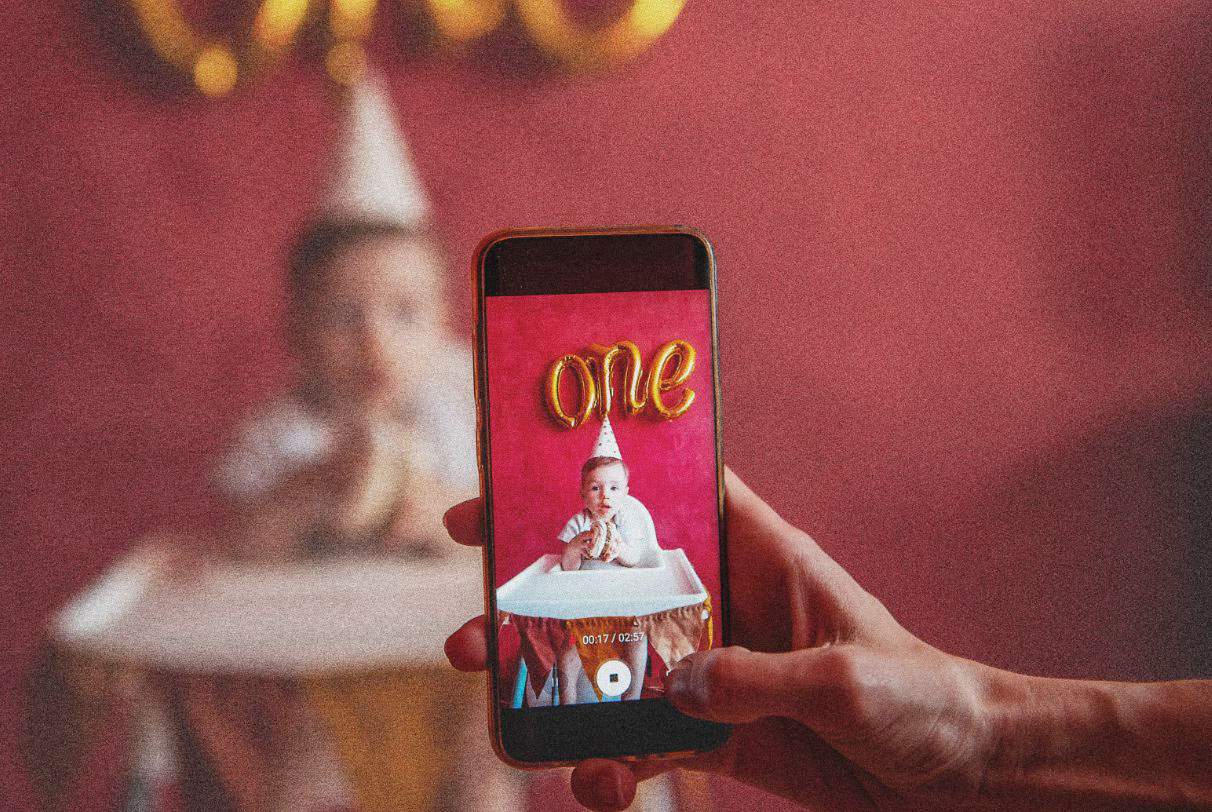 অনলাইনে শিশুকে নিয়ে পোস্টের আগে জানুন এর অন্ধকার দিক