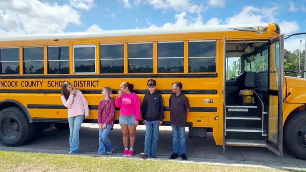 চলন্ত বাসে জ্ঞান হারাল চালক—স্কুলের শিশুরাই বাস থামিয়ে দিল জরুরি কল