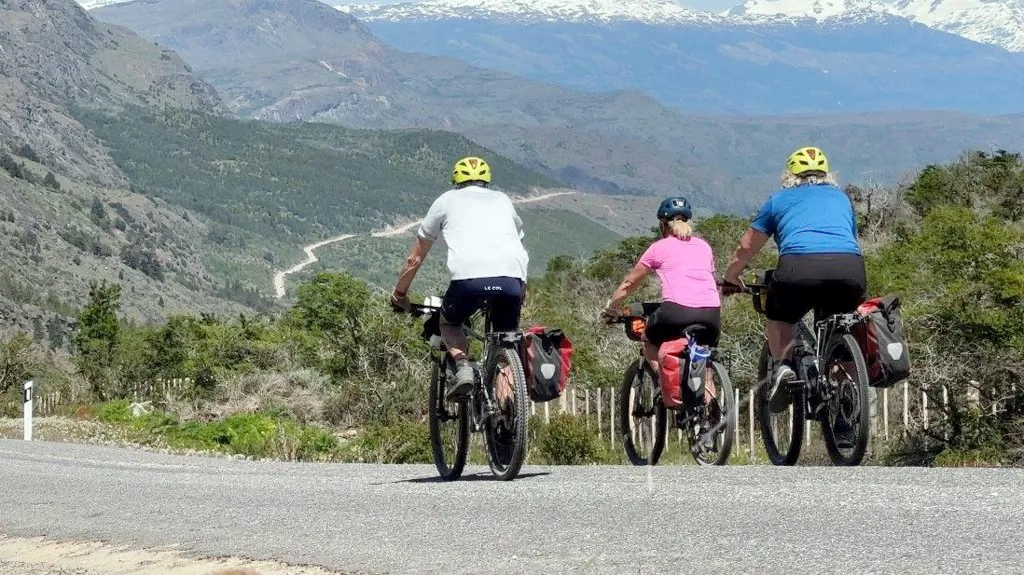 একটি সাইকেলযাত্রা শেষ করতে ৪০ বছর লাগল তিন বন্ধুর