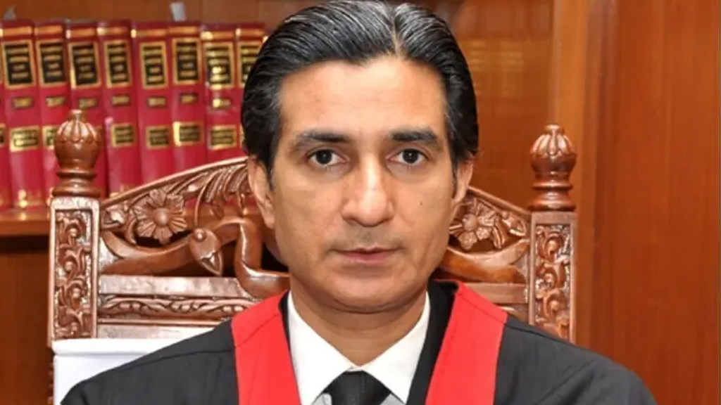 পাকিস্তানের সংবিধান সংশোধনে ক্ষুব্ধ আরেক বিচারপতির পদত্যাগ