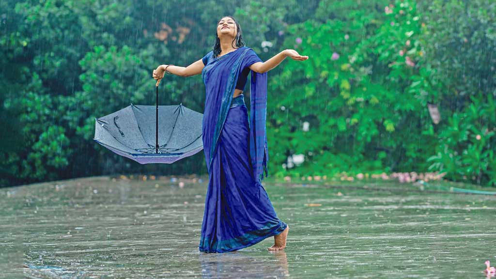 বর্ষায় লাল নীল সাদা