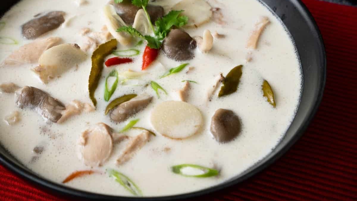 নারকেলের দুধে তৈরি থাই স্যুপ টম খা গাই