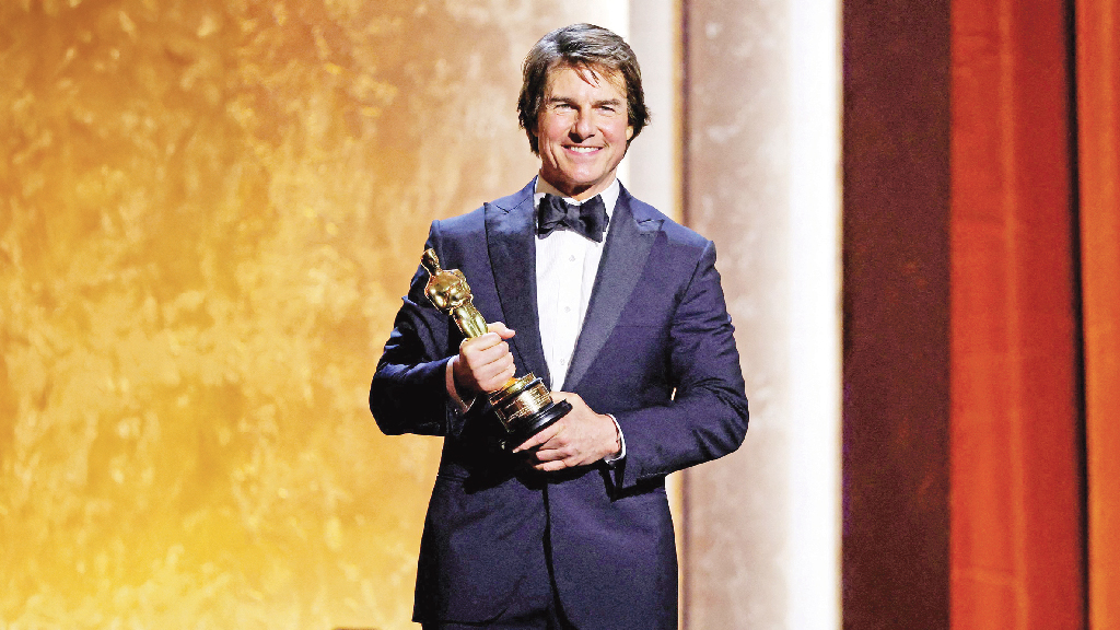 টম ক্রুজের হাতে উঠল সম্মানজনক অস্কার