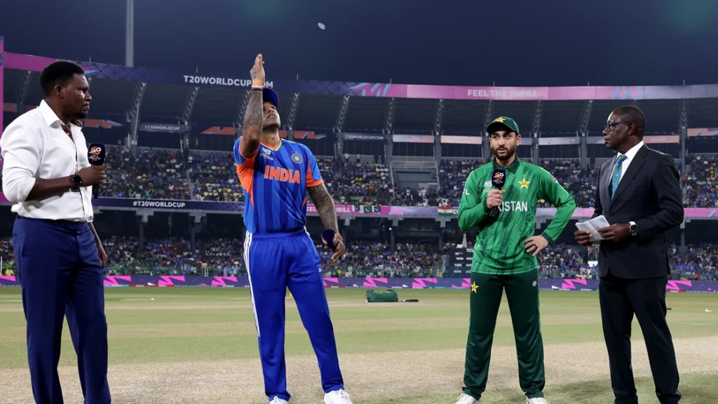 টস করছেন দুই অধিনায়ক সালমান আঘা এবং সূর্যকুমার যাদব।