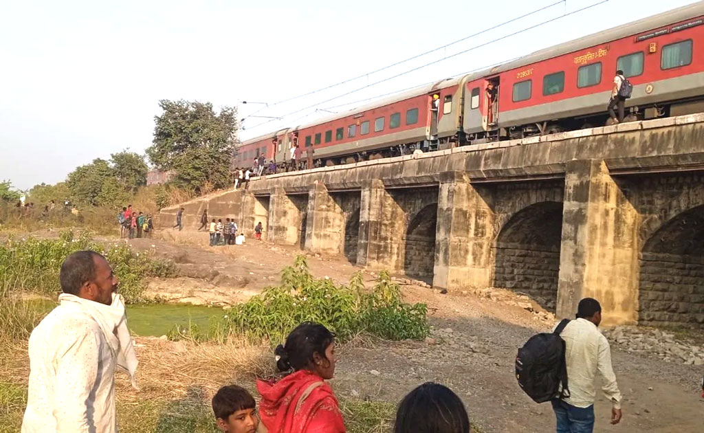 ভারতে আগুন আতঙ্কে ট্রেন থেকে পালানো যাত্রীদের ধাক্কা দিল অপর ট্রেন, নিহত ১১