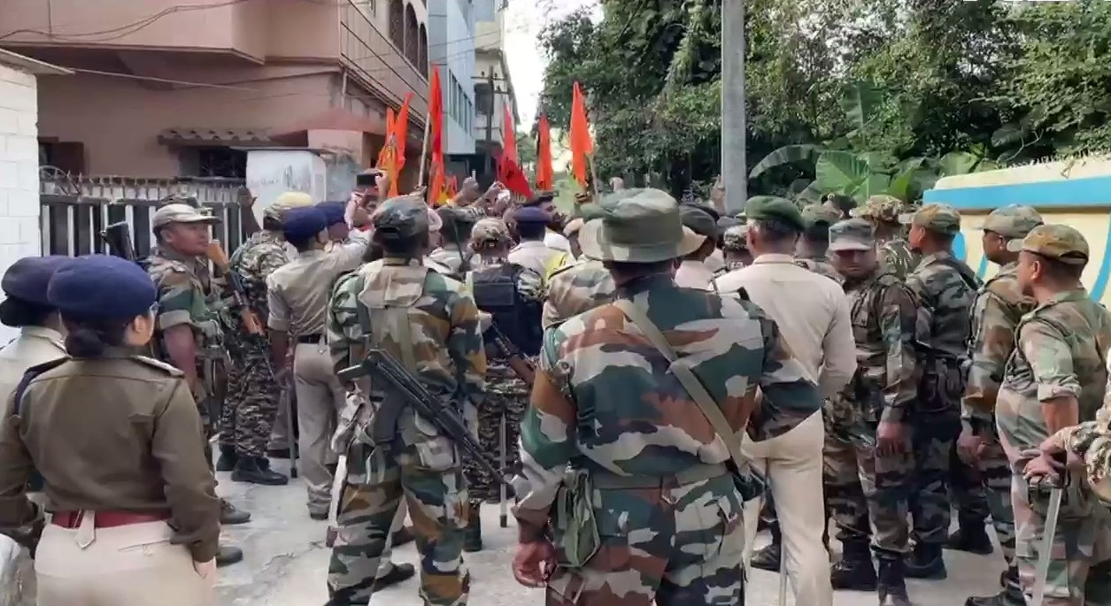 আগরতলায় সহকারী হাইকমিশনে হামলা ও পতাকায় আগুন, ভারতের দুঃখ প্রকাশ